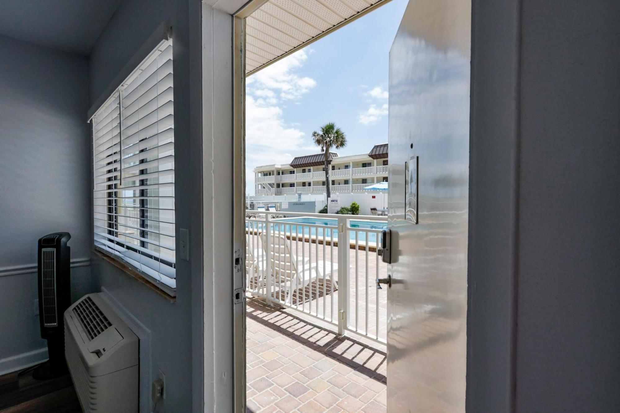 Coastal Waters 107 - A Studio Poolside Retreat New Smyrna Beach Eksteriør bilde
